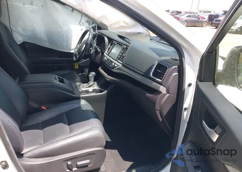 2017 Toyota Highlander Xle z USA, uszkodzony, nr VIN 5TDKZRFH8HS511061